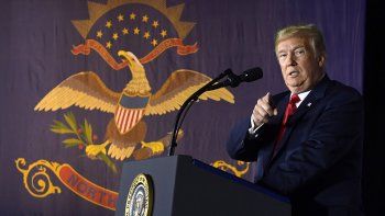 Trump pide el nombre del funcionario que escribió en su contra