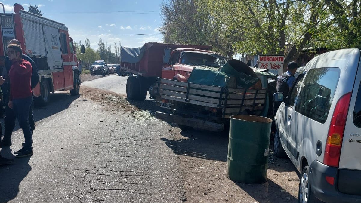 Los accidentes en Mendoza tuvieron este lunes como fatal escenario a San Rafael. Un camión impactó y arrastró a un Rastrojero