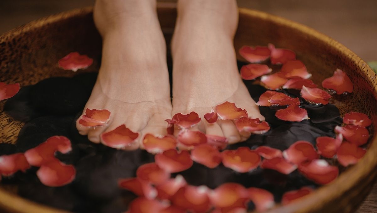Te aconsejamos remojar los pies en agua tibia, bicarbonato de sodio y aceite esencial. Te aconsejamos remojar los pies en agua tibia, bicarbonato de sodio y aceite esencial. 