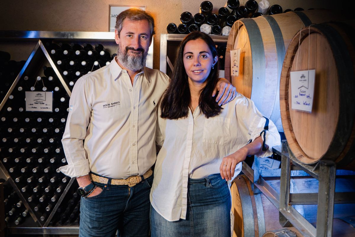 Los fundadores de la bodega Cristian Moor y Teresita Barrio, comparten su filosofía: elaborar vinos de autor en partidas extremadamente limitadas. Los fundadores de la bodega Cristian Moor y Teresita Barrio, comparten su filosofía: elaborar vinos de autor en partidas extremadamente limitadas.