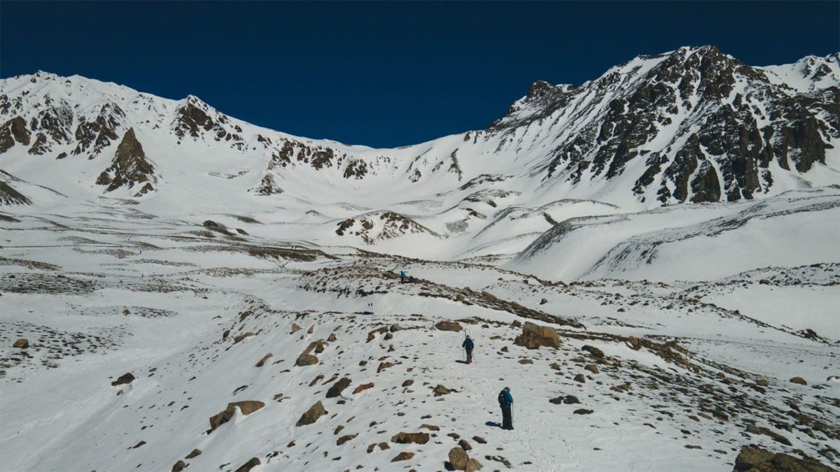 Serán 12 experimentados andinistas y equipados que intentarán llegar al refugio militar Real de la Cruz. Serán 12 experimentados andinistas y equipados que intentarán llegar al refugio militar Real de la Cruz.