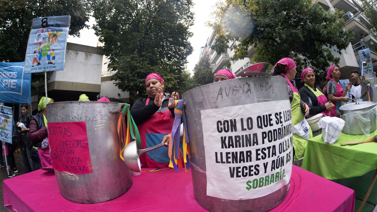 Olla popular frente a la vivienda de Adorni.