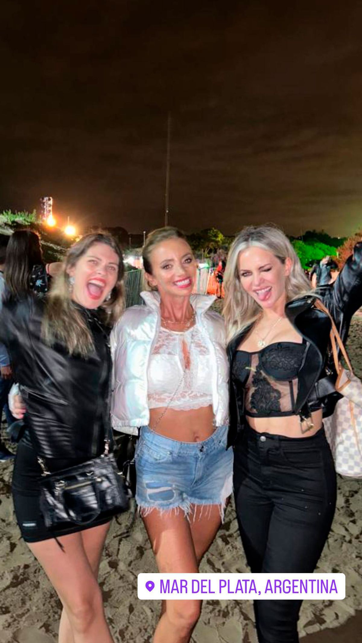 Alejandra Maglietti disfrutó de la noche costera con sus amigas.