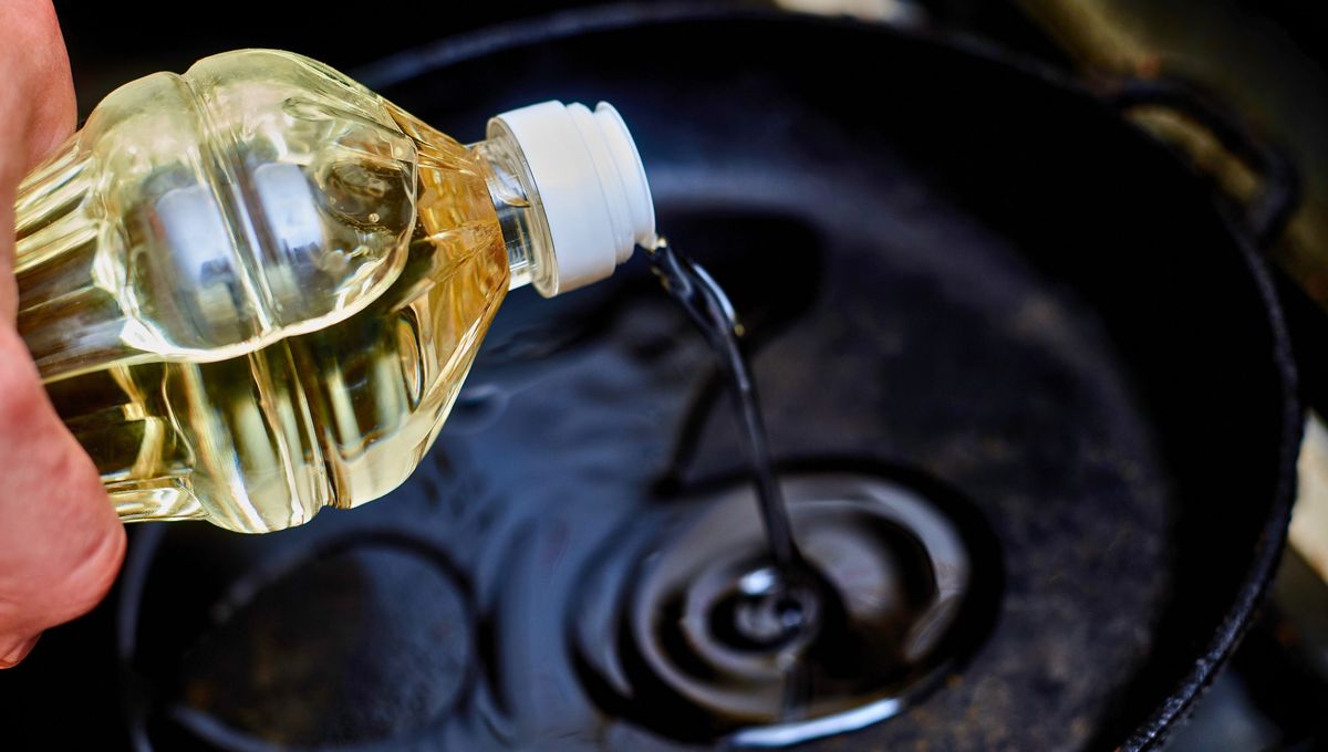 Si vas a freír con aceite, coloca el vinagre en la sartén antes de calentar el aceite Si vas a freír con aceite, coloca el vinagre en la sartén antes de calentar el aceite