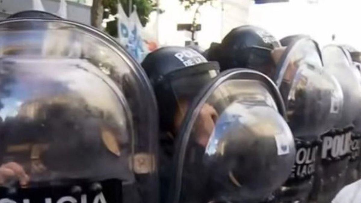 La Polic&iacute;a y manifestantes contra la Ley de Glaciares protagonizaron incidentes.