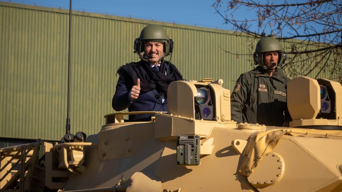 El ministro de Defensa, Luis Petri, en uno de los tanques renovados.