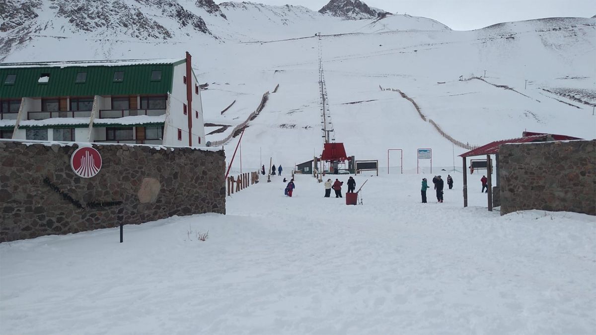 La nieve volvió este año a cubrir el complejo turístico Los Penitentes, pero el lugar se convirtió en una zona fantasma, sin gente, sin servicios y sin atracciones turísticas.