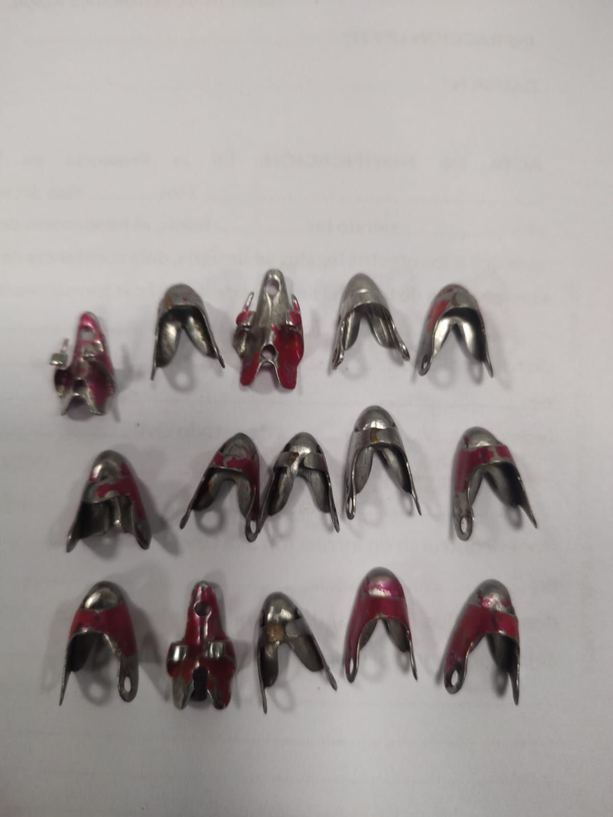 15 púas de plomo (utilizadas para provocar heridas en los gallos rivales). 15 púas de plomo (utilizadas para provocar heridas en los gallos rivales).