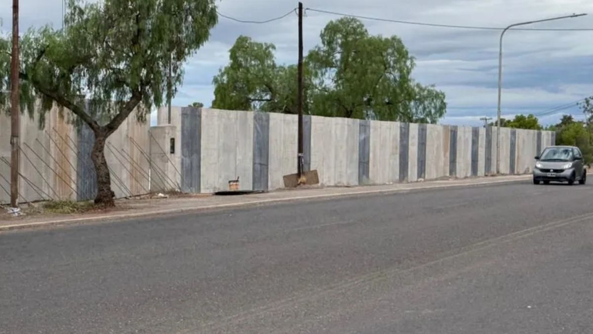 Los especialistas afirman que  el muro contra la inseguridad que se está levantando en la UNCuyo no condice con el espíritu urbano y arquitectónico de esa institución.