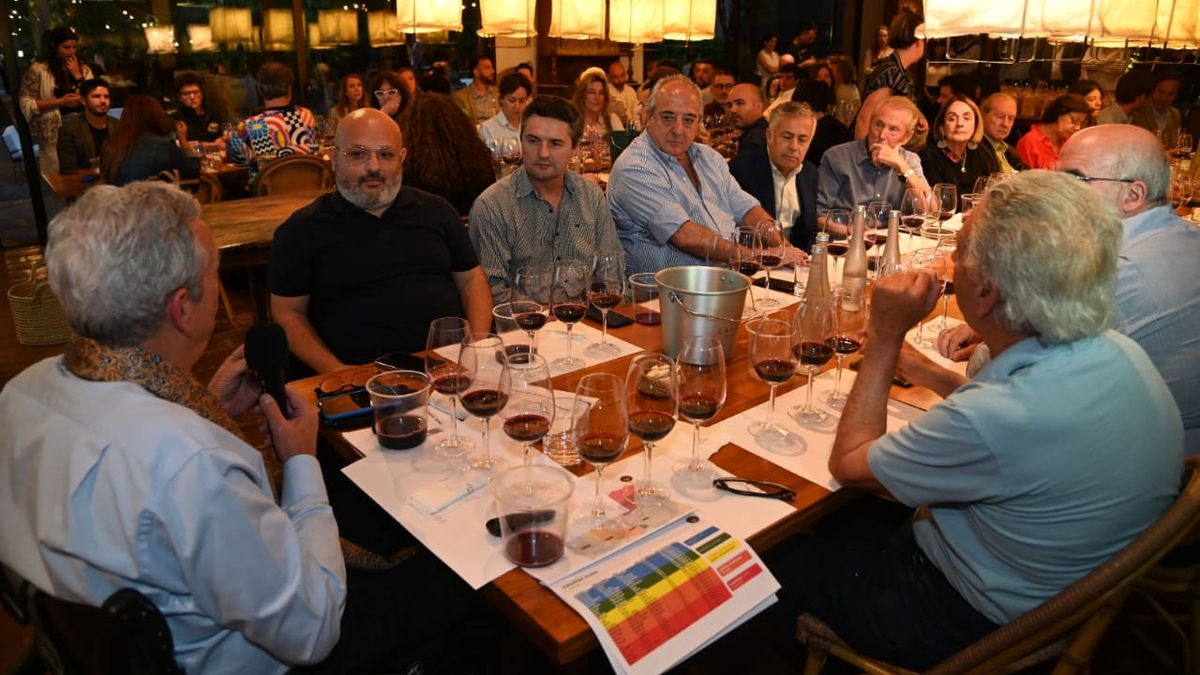 De la Mota presidió la mesa con destacados bodegueros de Mendoza, el gobernador electo Alfredo Cornejo y periodistas especializados. De la Mota presidió la mesa con destacados bodegueros de Mendoza, el gobernador electo Alfredo Cornejo y periodistas especializados.