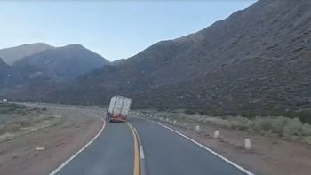 Un camión de bananas sobrepasó a otro a alta velocidad camino a Chile y volcó
