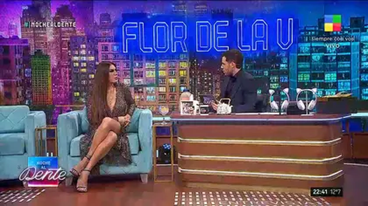 Vestido ultra transparente, escotazo y sin brassier, Florencia de la V arrasó Noche al Dente. Vestido ultra transparente, escotazo y sin brassier, Florencia de la V arrasó Noche al Dente.