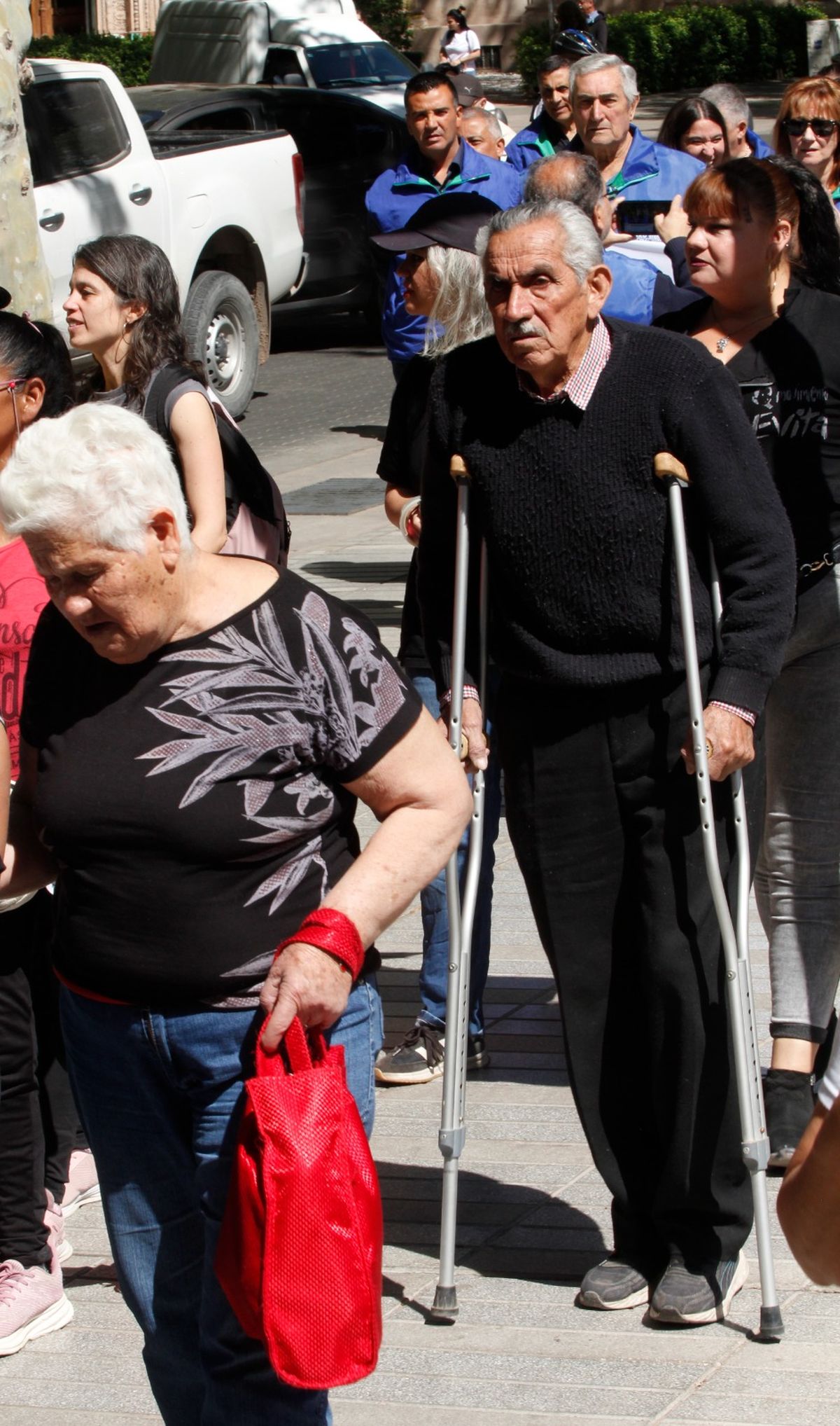 El jubilado, a pesar de las muletas, no se quiso perder la marcha. El jubilado, a pesar de las muletas, no se quiso perder la marcha.