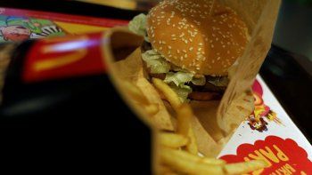 Un Hombre le pagó la comida a un anciano al que no conocía y su acto se viralizó