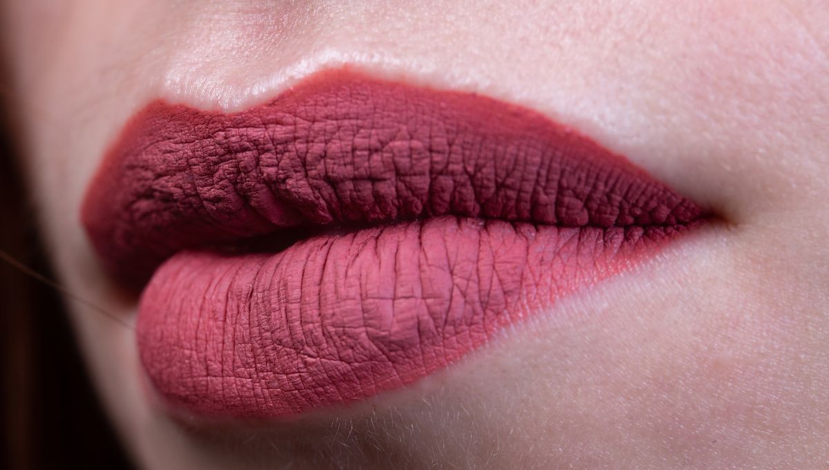 Se aconseja mantener el color de los labiales con un poco de polvo traslúcido. Se aconseja mantener el color de los labiales con un poco de polvo traslúcido.