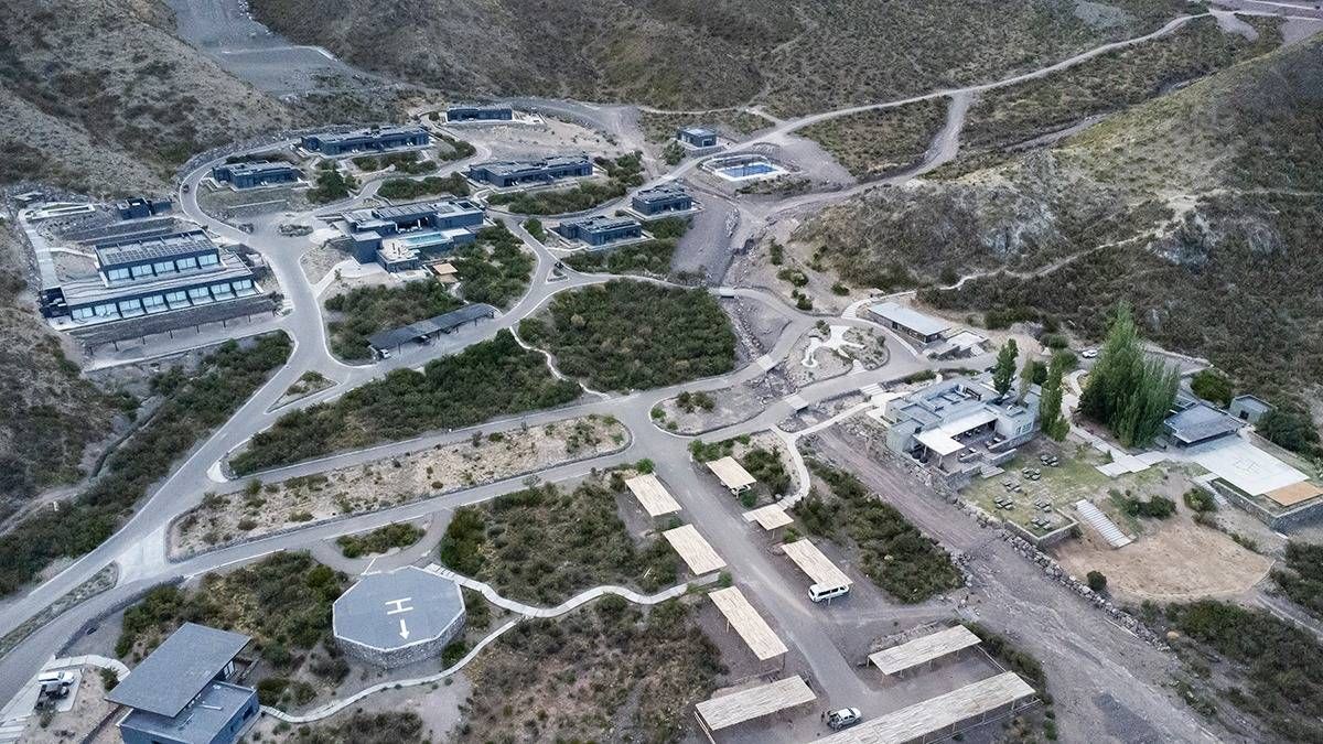 Una vista desde lo alto para alcanzar la magnitud de este paraíso al pie de la Cordillera de los Andes. Una vista desde lo alto para alcanzar la magnitud de este paraíso al pie de la Cordillera de los Andes.