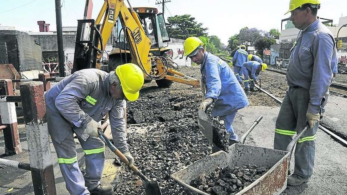 Muchas personas se dedican a la construcción. Muchas personas se dedican a la construcción.