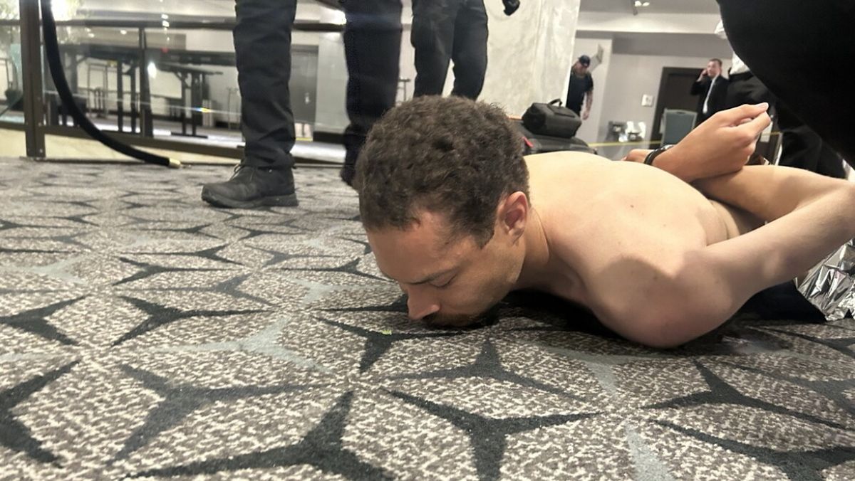 Poco después del incidente, Trump posteó esta imagen del presunto sospechoso en el momento de ser detenido. Poco después del incidente, Trump posteó esta imagen del presunto sospechoso en el momento de ser detenido. 