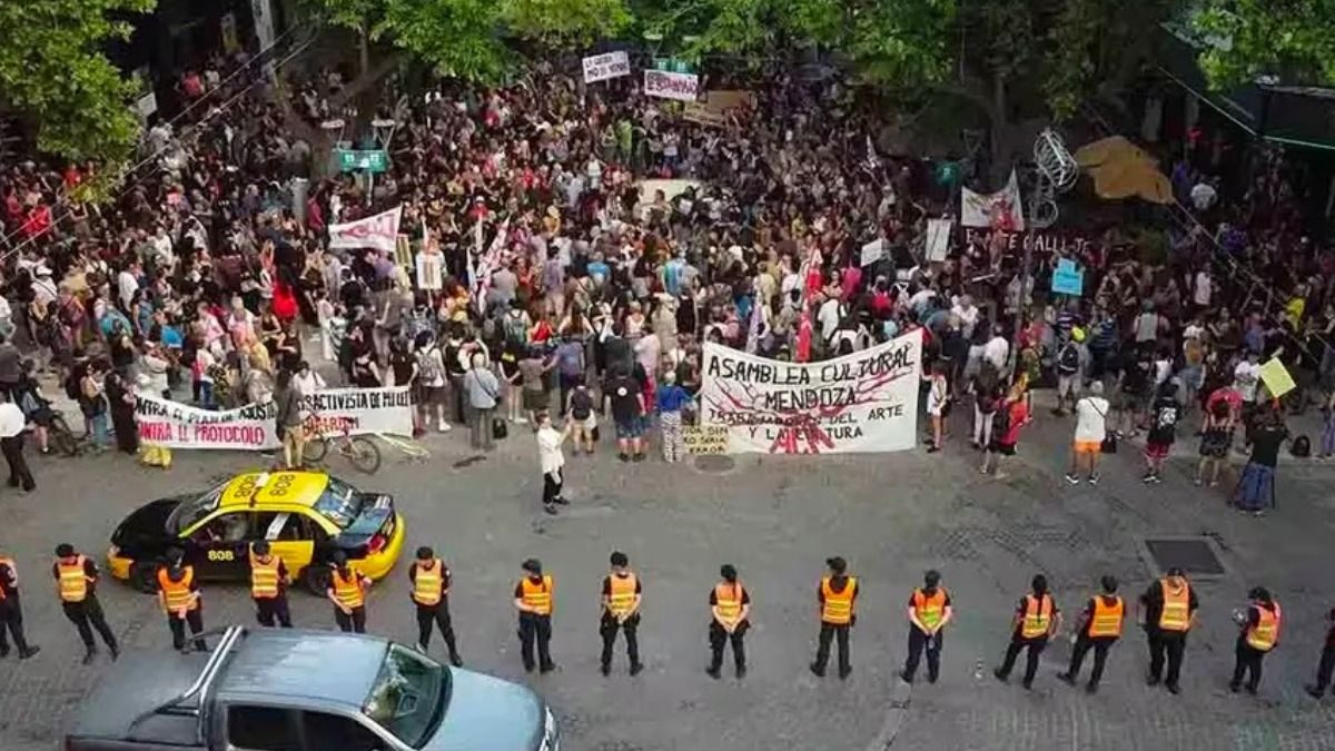 Los integrantes de la Asamblea Cultural marcharon por el centro contra los recortes del gobierno nacional el 24 de enero. Foto: Asamblea de Trabajadorxs de las Artes Visuales de Mendoza. Los integrantes de la Asamblea Cultural marcharon por el centro contra los recortes del gobierno nacional el 24 de enero. Foto: Asamblea de Trabajadorxs de las Artes Visuales de Mendoza.
