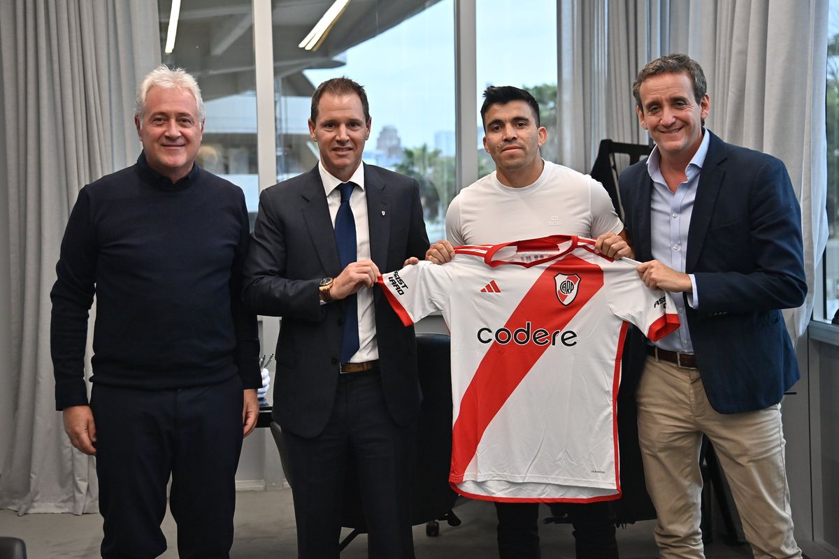 El Huevo con la plana mayor de River.