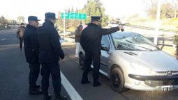 Un hombre cayó desde un puente en el Acceso Sur y se estrelló contra un auto