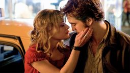 Emilie de Ravin y Robert Pattinson protagonizan una increíble historia de drama y romance.