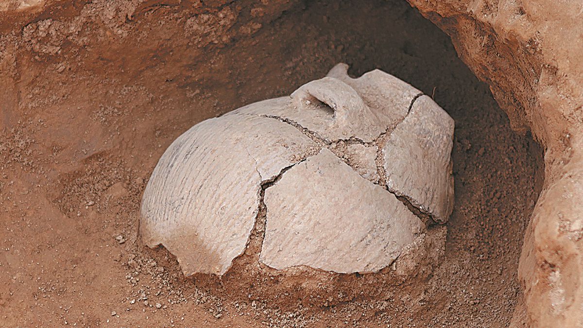 Una jarra de barro encontrada en el sitio en mayo. LI XIANJUN / PARA CHINA DAILY
