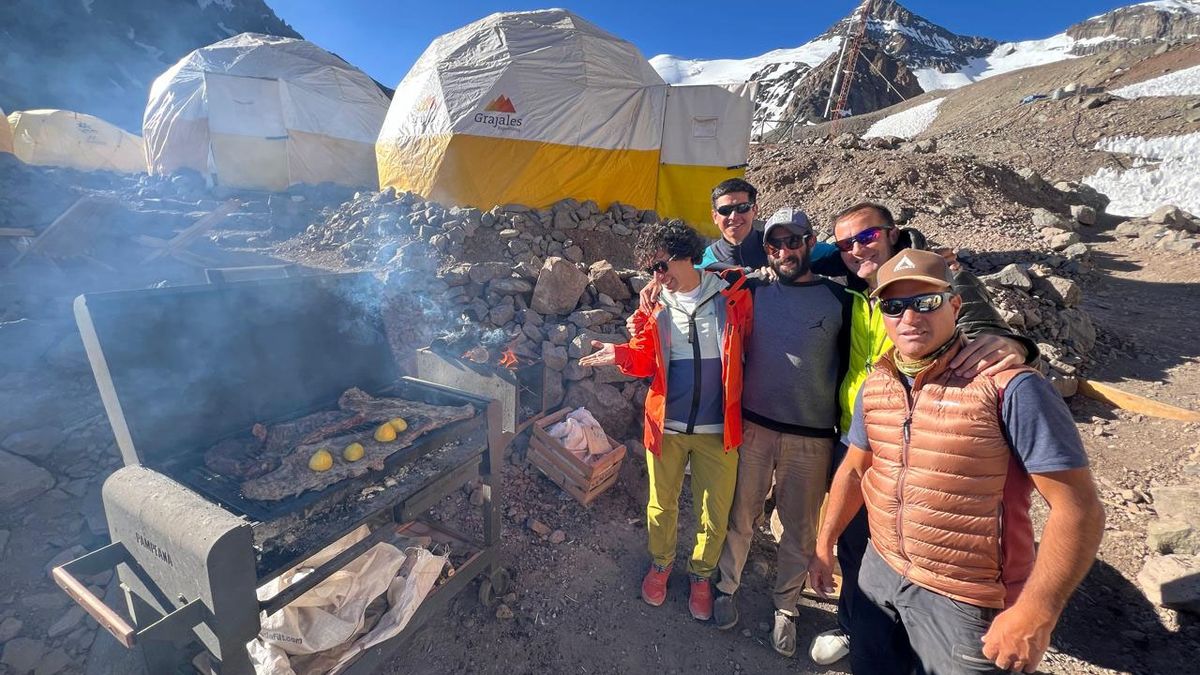 Gran asado de despedida con la mirada puesta en la cumbre del Aconcagua. Gran asado de despedida con la mirada puesta en la cumbre del Aconcagua.