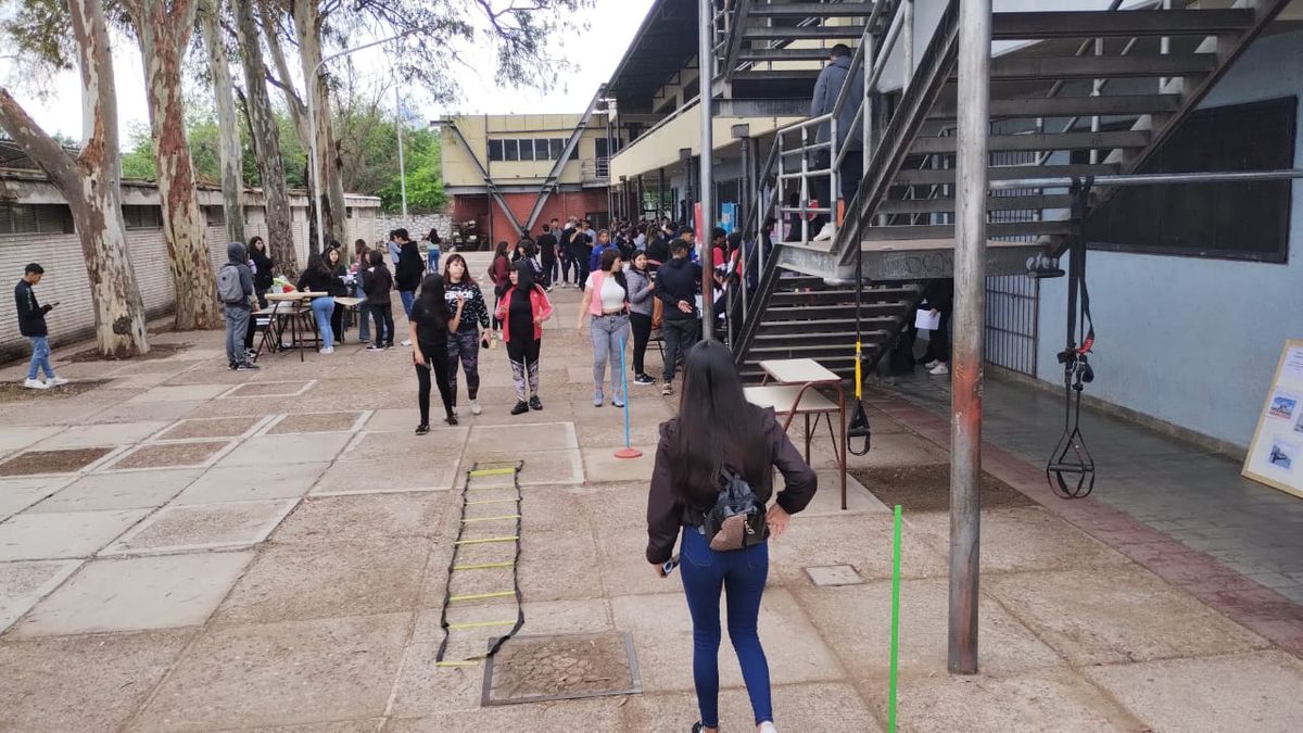 La escuela de Maipú a la que asisten los estudiantes que sufrieron las estafas con los buzos de egresados.