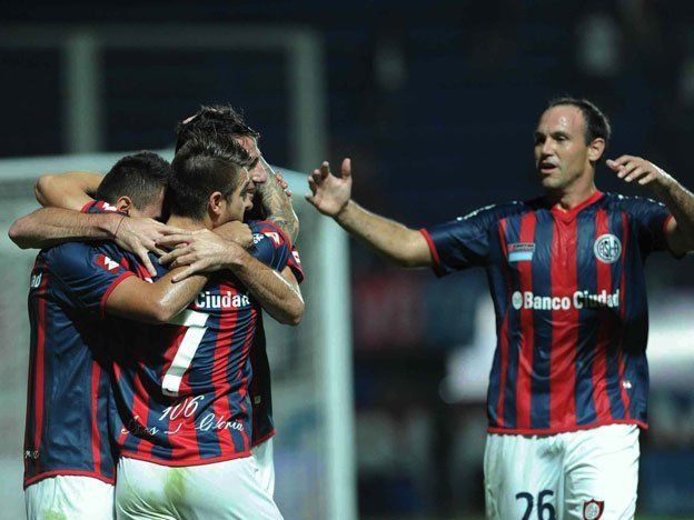 San Lorenzo venció a Arsenal y se metió en la conversación