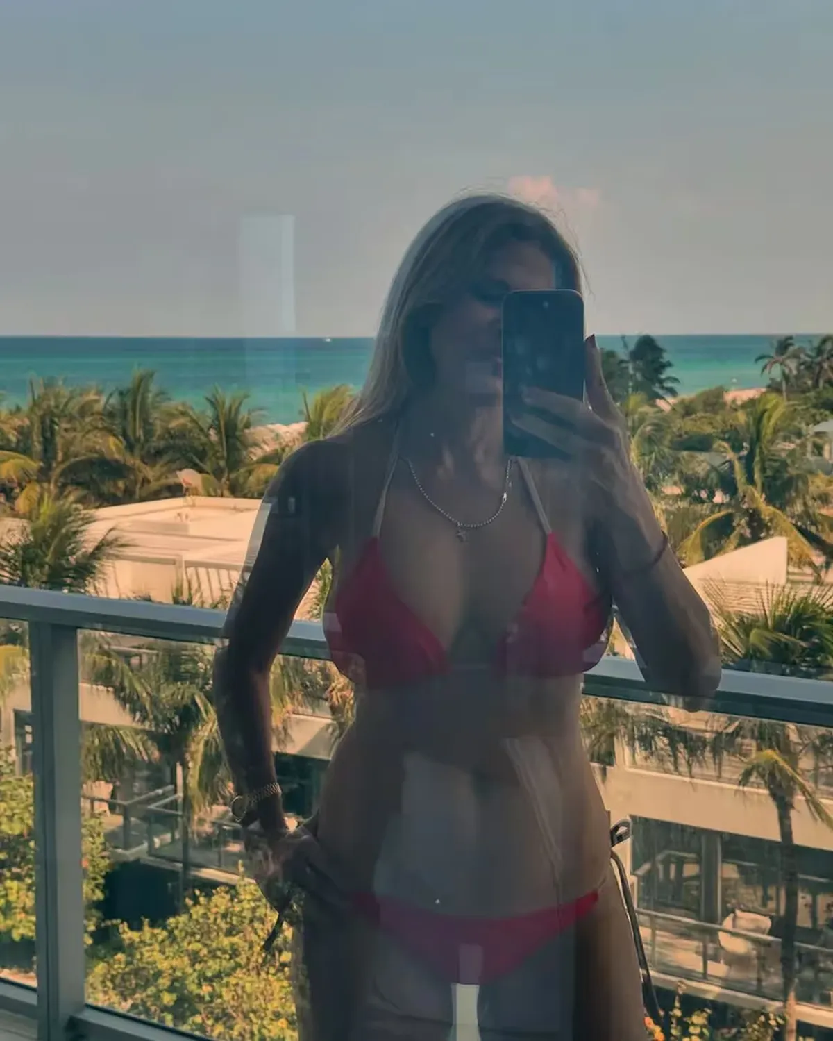 A sus 57 años, Flavia Palmiero estrena bikini taparrabos al rojo vivo y paraliza Miami. A sus 57 años, Flavia Palmiero estrena bikini taparrabos al rojo vivo y paraliza Miami.