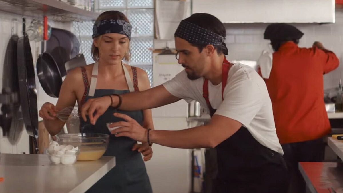 En la comedia romántica de Netflix Sofía y Matías se conocen en un curso de cocina.