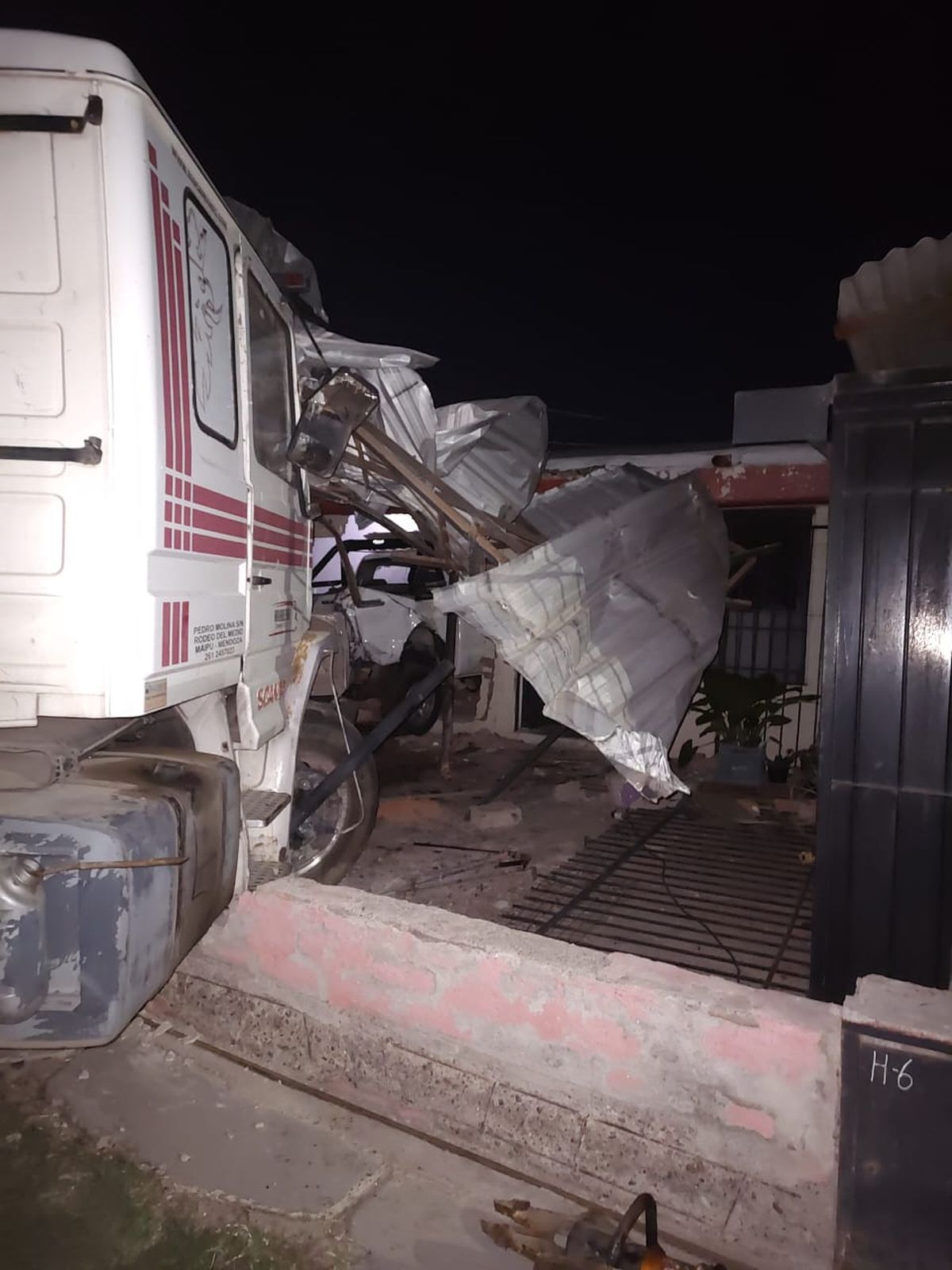El cami&oacute;n se habr&iacute;a quedado sin combustible y termin&oacute; dentro de una casa. Foto: ministerio de Seguridad.&nbsp;