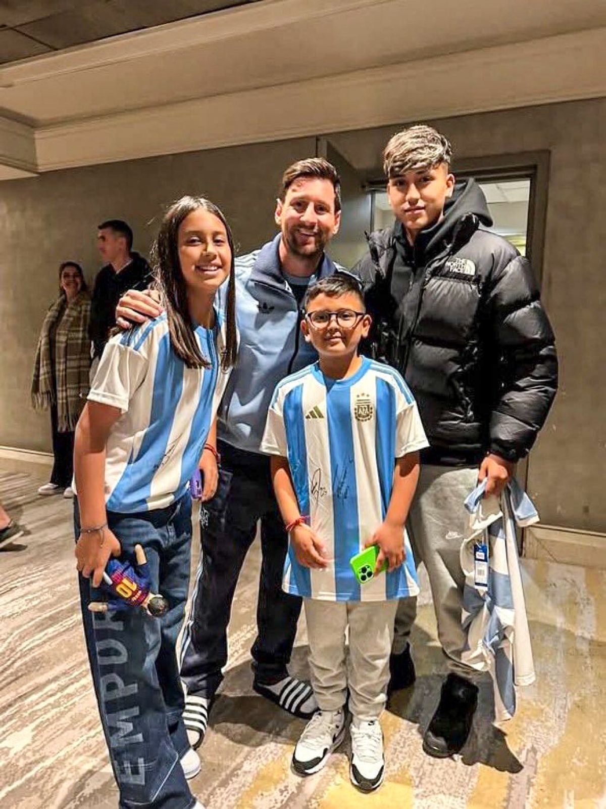 En 2025 Lionel Messi se sac&oacute; una foto con la familia de Arturo Vidal.