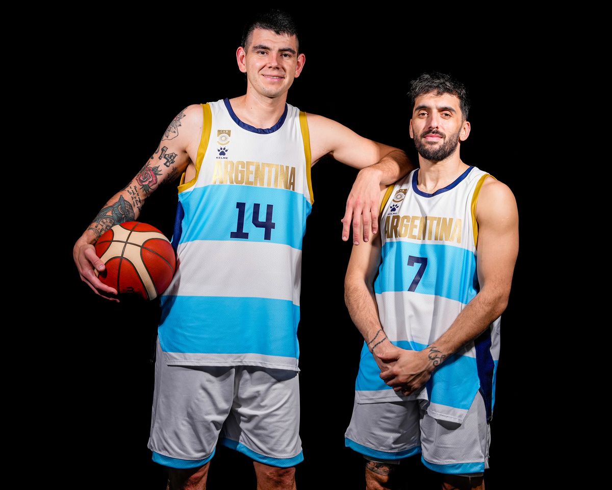 Deck y Campazzo con la camiseta para la AmeriCup que homenajea al oro de Atenas Deck y Campazzo con la camiseta para la AmeriCup que homenajea al oro de Atenas