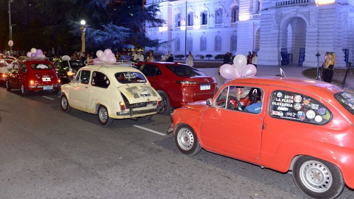 En la caravana de Fiat 600 que busca entrar en los Records Guinness se vio de todo. En la caravana de Fiat 600 que busca entrar en los Records Guinness se vio de todo.
