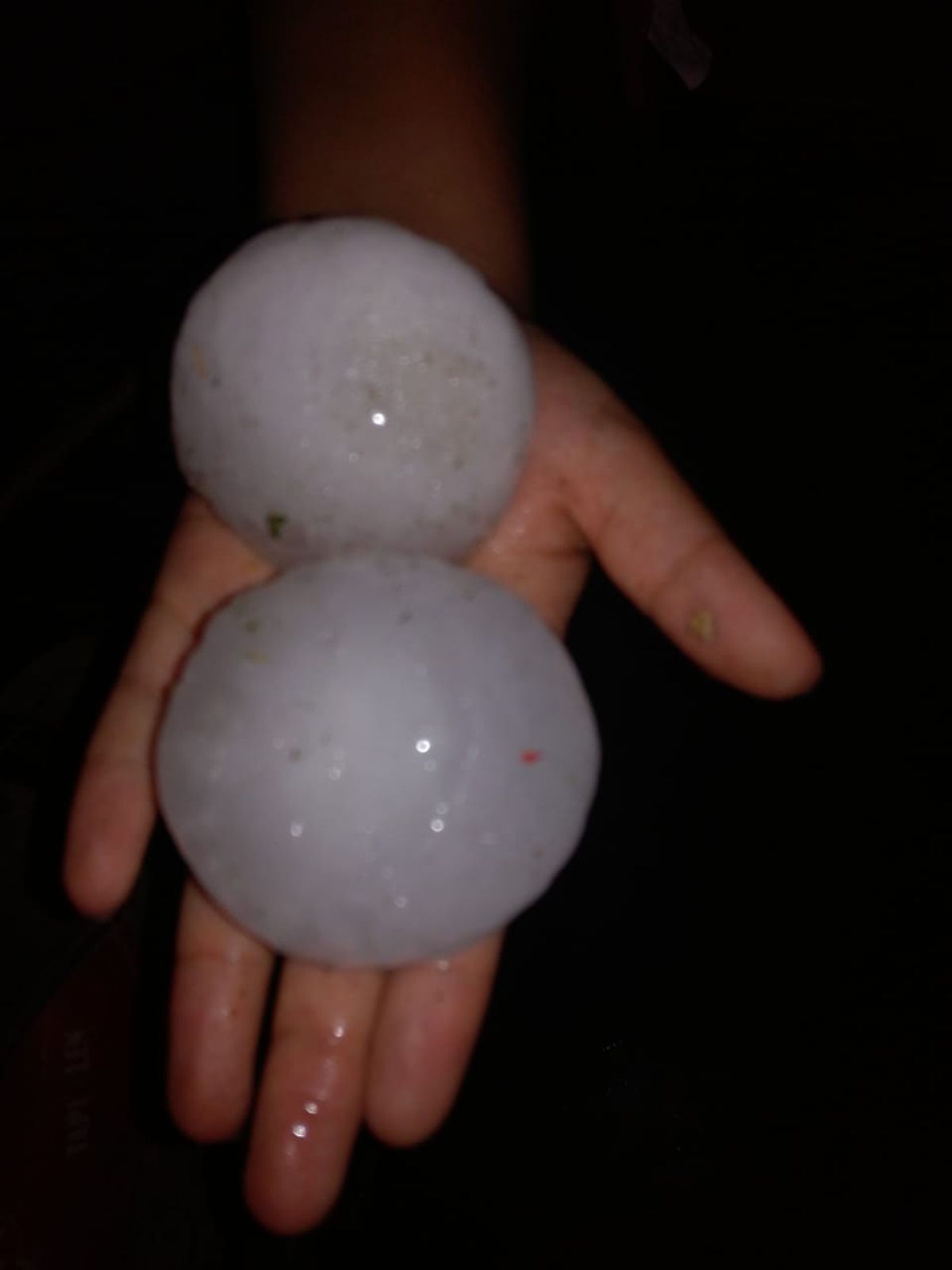 Impresionante tamaño del granizo que afectó varias zonas de Junín, San Martín y Rivadavia.