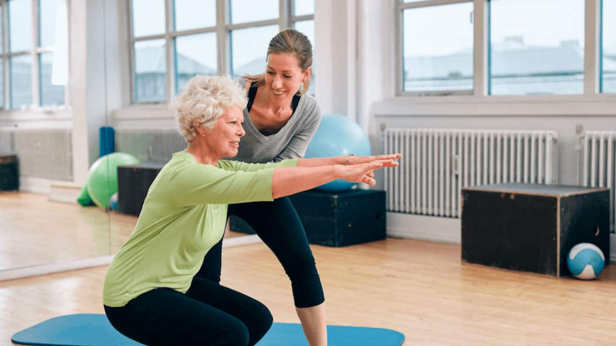 Con las sentadillas, las rodillas de los adultos mayores pueden fortalecerse. Con las sentadillas, las rodillas de los adultos mayores pueden fortalecerse.