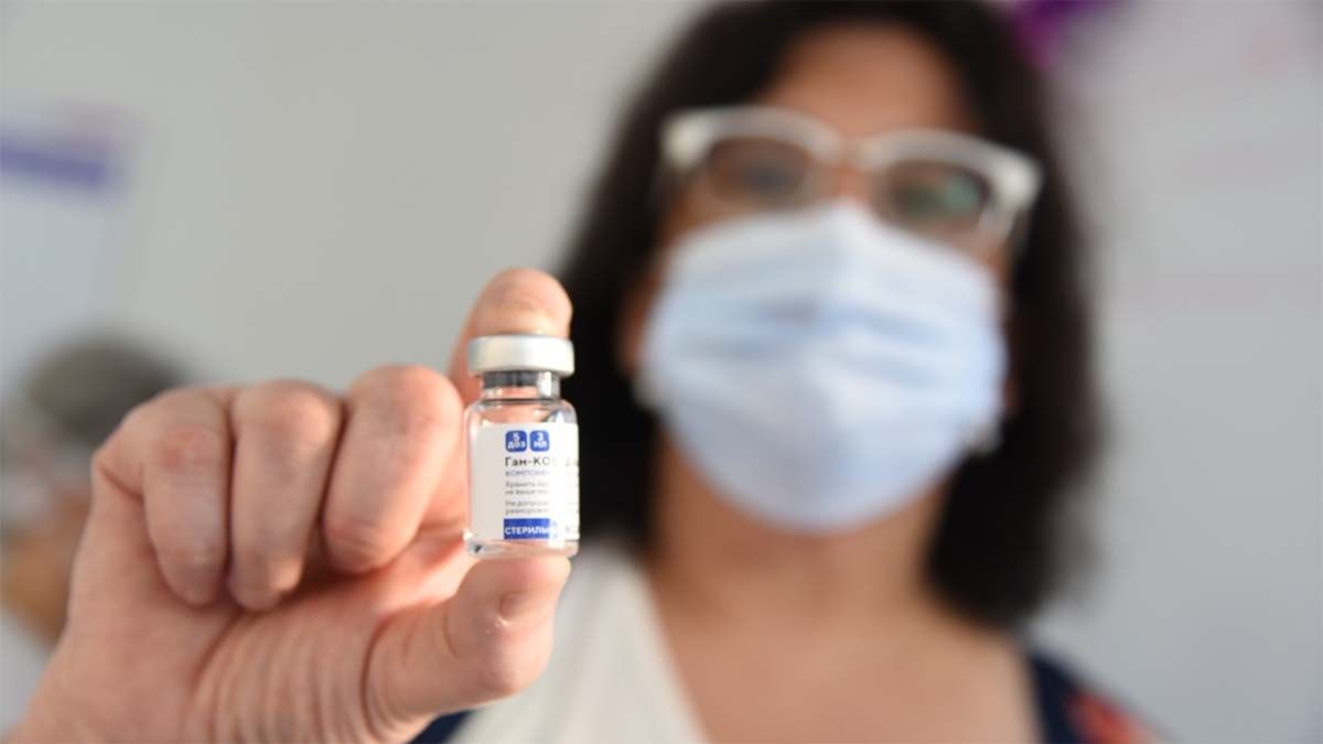 La titular de Inmunizaciones, Iris Aguilar, contó que se hará un seguimiento de control a los profesionales que recibieron la vacuna rusa para constatar si se dan efectos adversos.