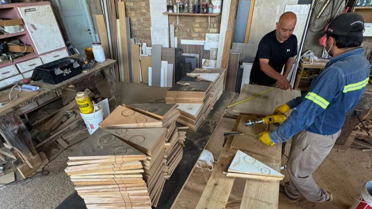 Julio en su taller de Rivadavia. Los pedidos de pinitos de navidad no merman y está feliz de cerrar el año de esta manera. Julio en su taller de Rivadavia. Los pedidos de pinitos de navidad no merman y está feliz de cerrar el año de esta manera.