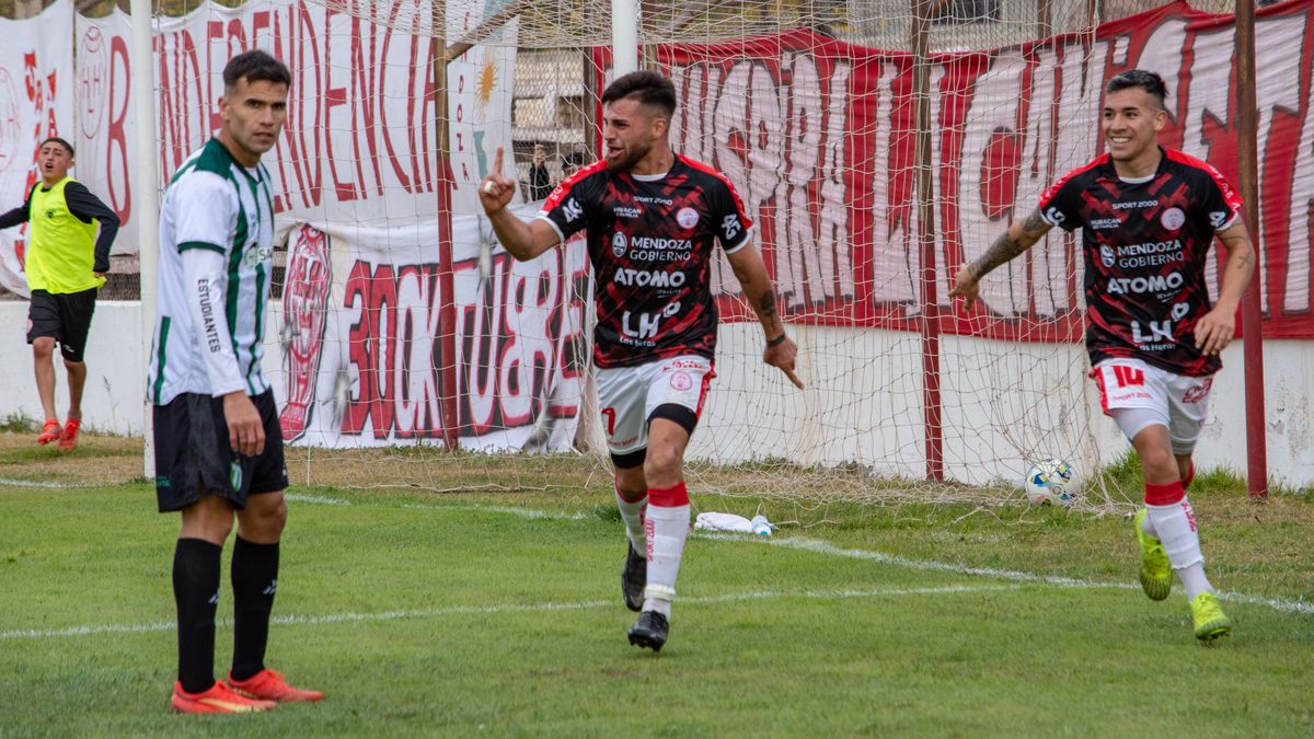 Peñaloza es fundamental con sus goles en la buena campaña de Huracán Las Heras. Peñaloza es fundamental con sus goles en la buena campaña de Huracán Las Heras.
