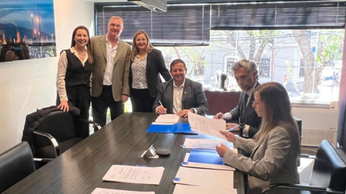 Gustavo Naves, Presidente & CEO de Venoil Energía, con su equipo directivo.