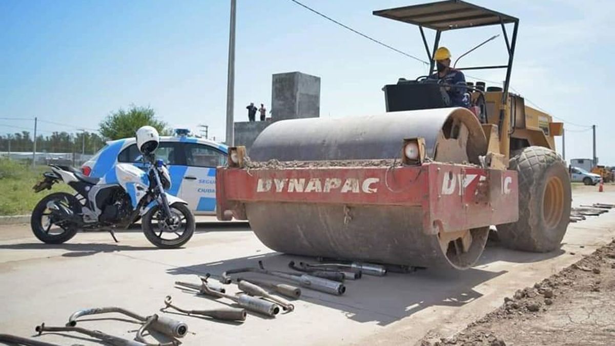 Destruyen escapes libres de motos con una aplanadora en Córdoba.