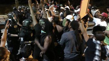 Noche de furia por la muerte de un negro a manos de la policía en EEUU