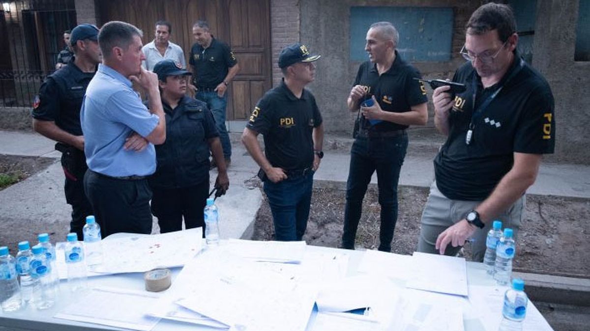 De los allanamientos participó la Policía de Mendoza y la Federal, con autoridades del Ministerio Público Fiscal de la provincia y de la Nación. De los allanamientos participó la Policía de Mendoza y la Federal, con autoridades del Ministerio Público Fiscal de la provincia y de la Nación.