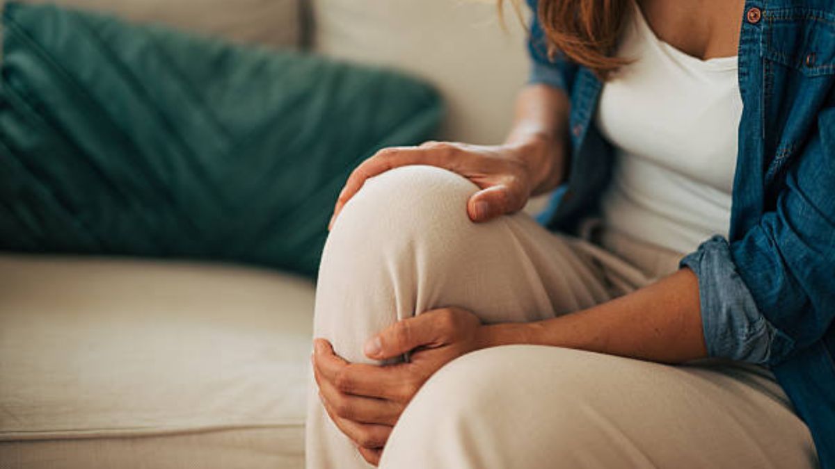 Estas son las 3 posturas de yoga que fortalecen las piernas y previenen el dolor de rodilla