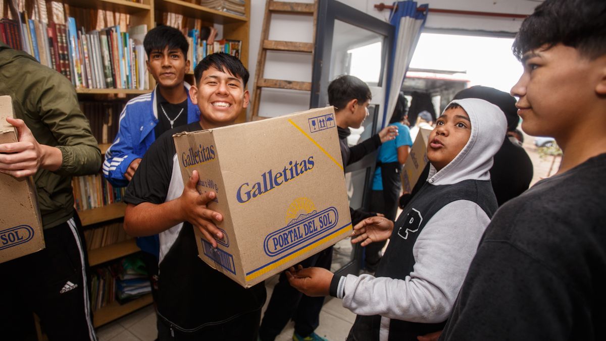 Dejando Huellas prepara cuatro meriendas diarias para alrededor de 400 niños, niñas y adolescentes, como parte de la asistencia alimentaria que brinda a las familias de Rodeo del Medio. Dejando Huellas prepara cuatro meriendas diarias para alrededor de 400 niños, niñas y adolescentes, como parte de la asistencia alimentaria que brinda a las familias de Rodeo del Medio.