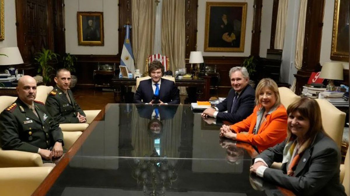 La foto oficial en Casa Rosada de la reunión de Javier Milei y parte de su equipo con Nahuel Gallo.