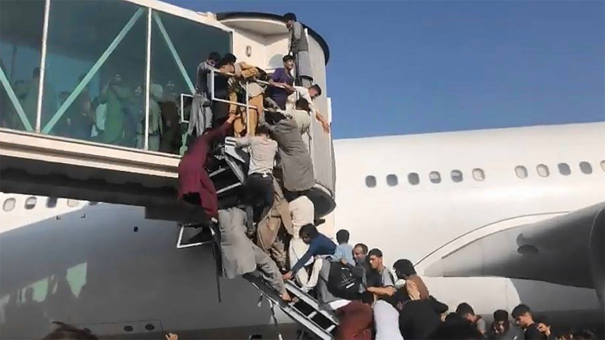 Los afganos intentan huir de su país antes de ser sometidos al reégimen Talibán.