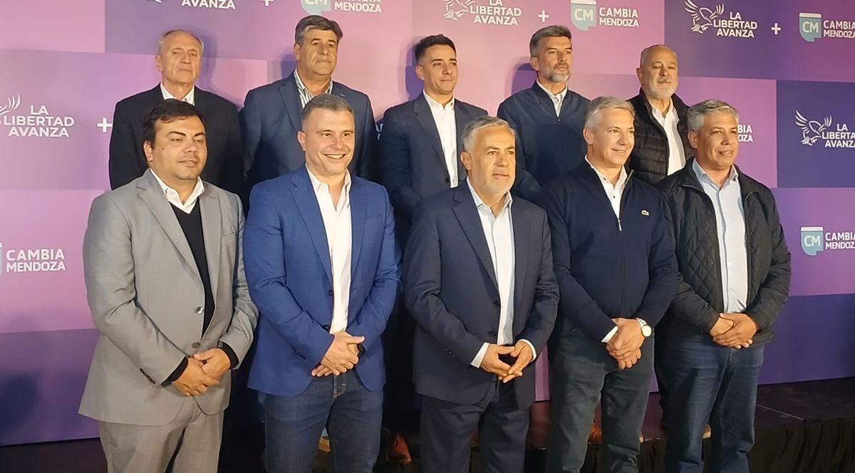 Alejandro Morillas (a la izquierda de Ulpiano Suarez) en la foto de los intendentes oficialistas durante la presentación de las candidaturas del frente de La Libertad Avanza y Cambia Mendoza.
